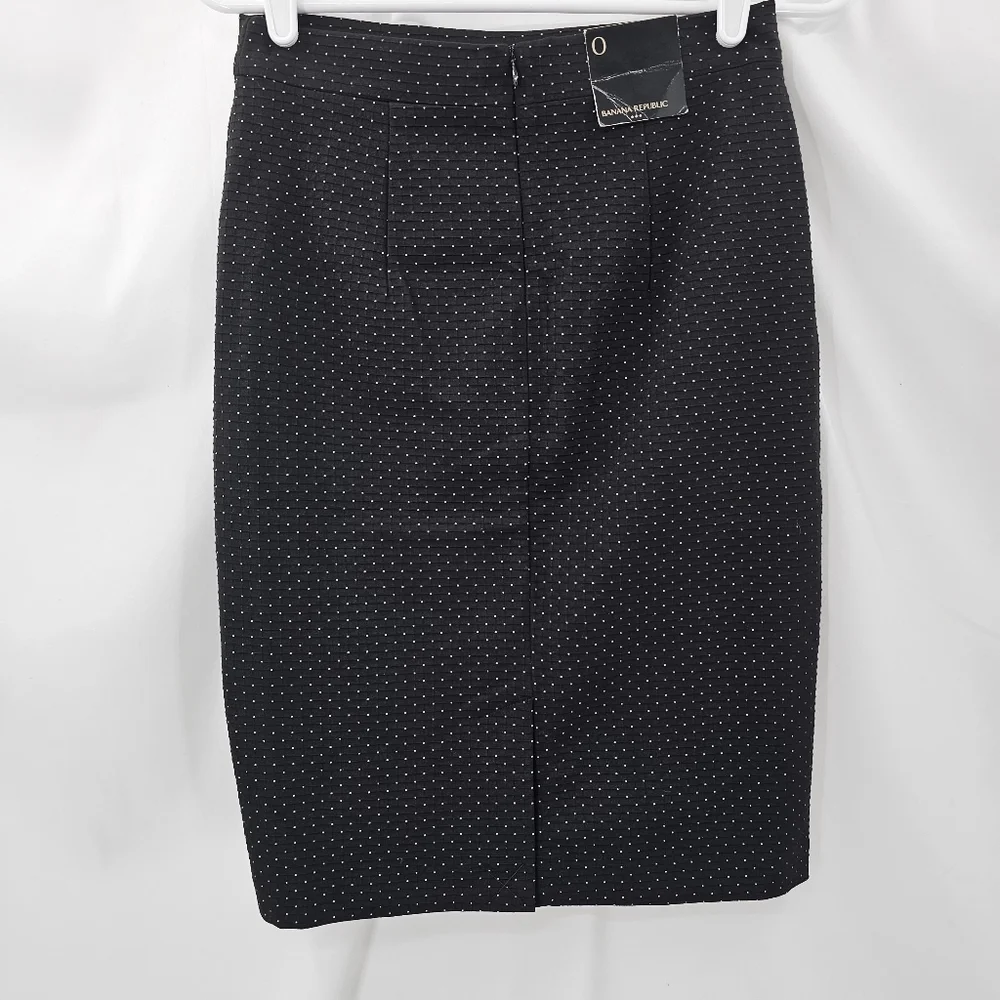NWT Banana Republic Skirt Womens Size 0 Black Knee Length Textured Design Lined.